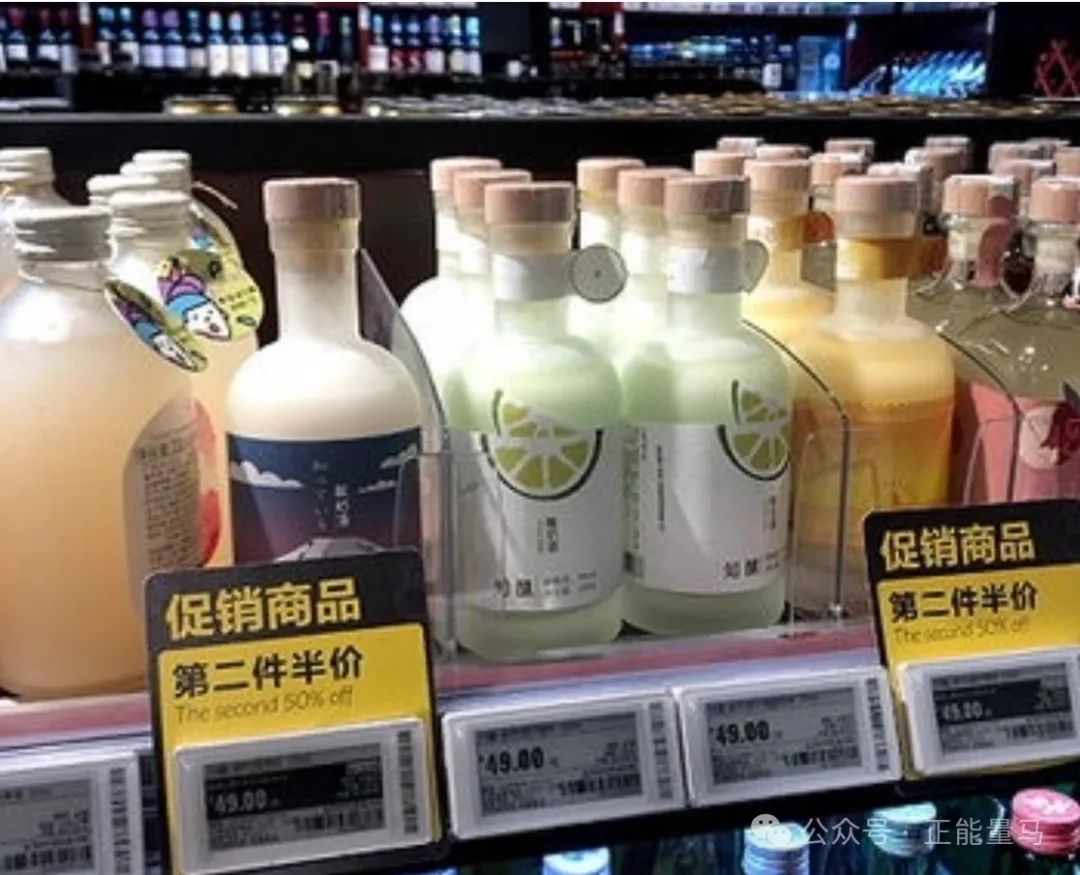 茅台价格狂跌千元，高端白酒收割不动了？酒企正用休克疗法自救